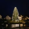 Imposanter Weihnachtsbaum schmückt Schalkenmehren